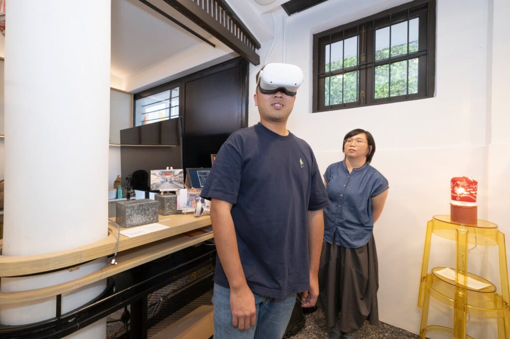 藝術家Erin Lo 的虛擬實景作品，將封存於沙頭⾓禁區內，新樓街的⼀境⼀物，⽤360 VR虛擬導覽呈 現，讓 ⼤眾需未能走入禁區，但可透過科技，”親⾝”窺看禁區內的新樓街的點滴，⾝處邊境地段， 虛與實間反思⾃⾝與此地的關係。
